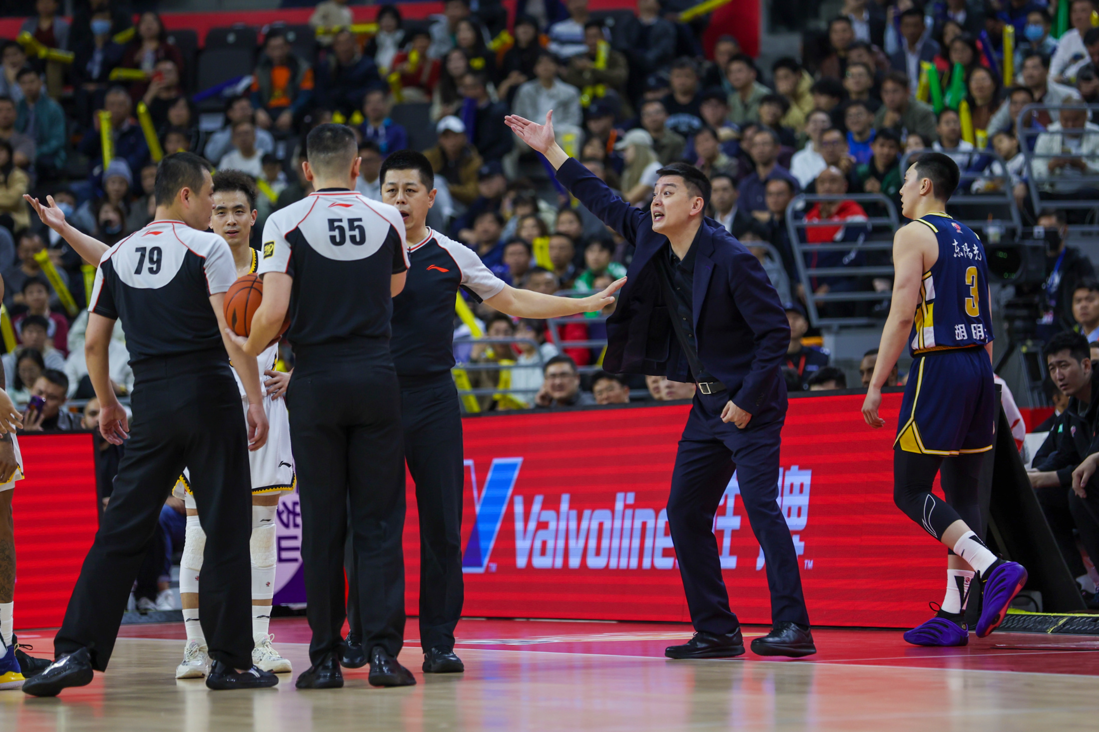 开云APP-关于关键时刻突围战来临，深圳男篮围绕社区盾复出首秀，态度坚定，球队文化再被提及的信息